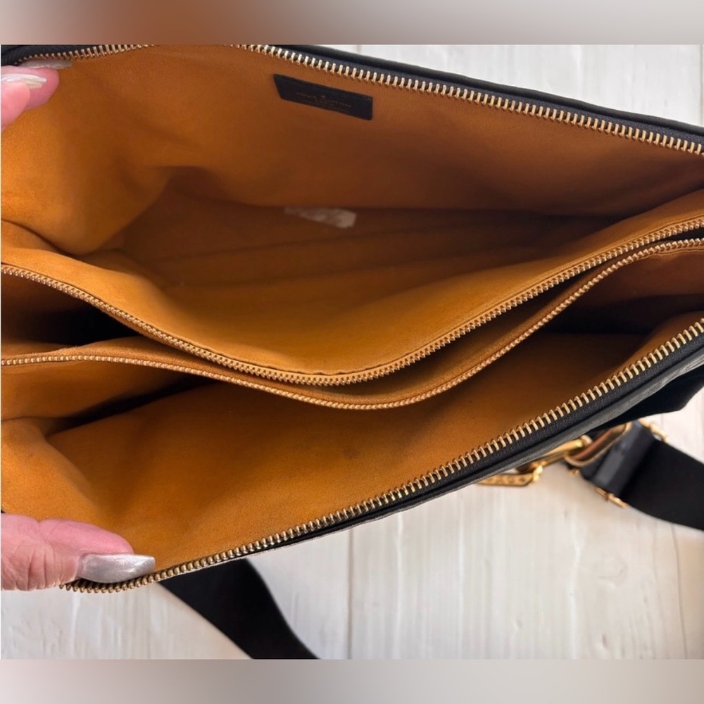 Louis Vuitton Black Coussin MM - Picture 9 of 12